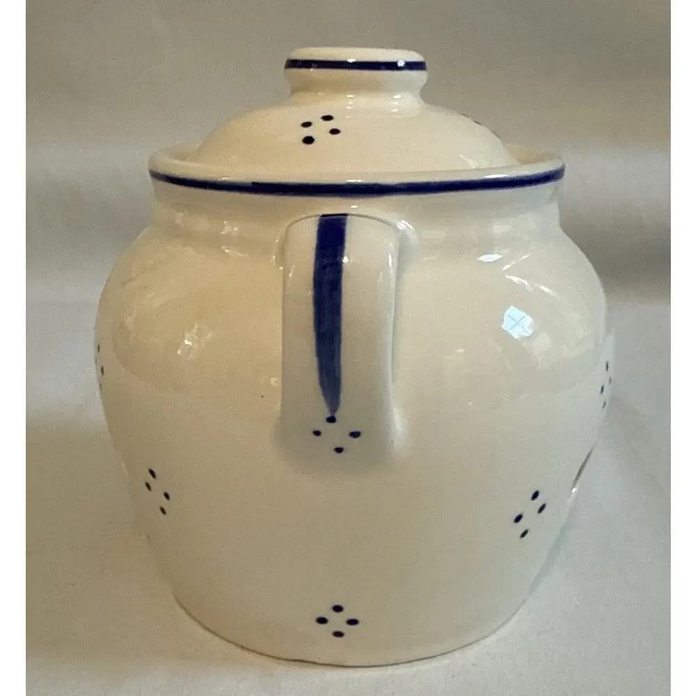 A Bentson West Design Boston Warehouse 5 Inch Ceramic Garlic Keeper- Nice!